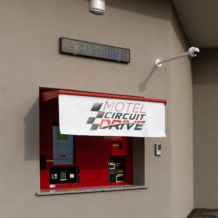 Motel Circuit Drive